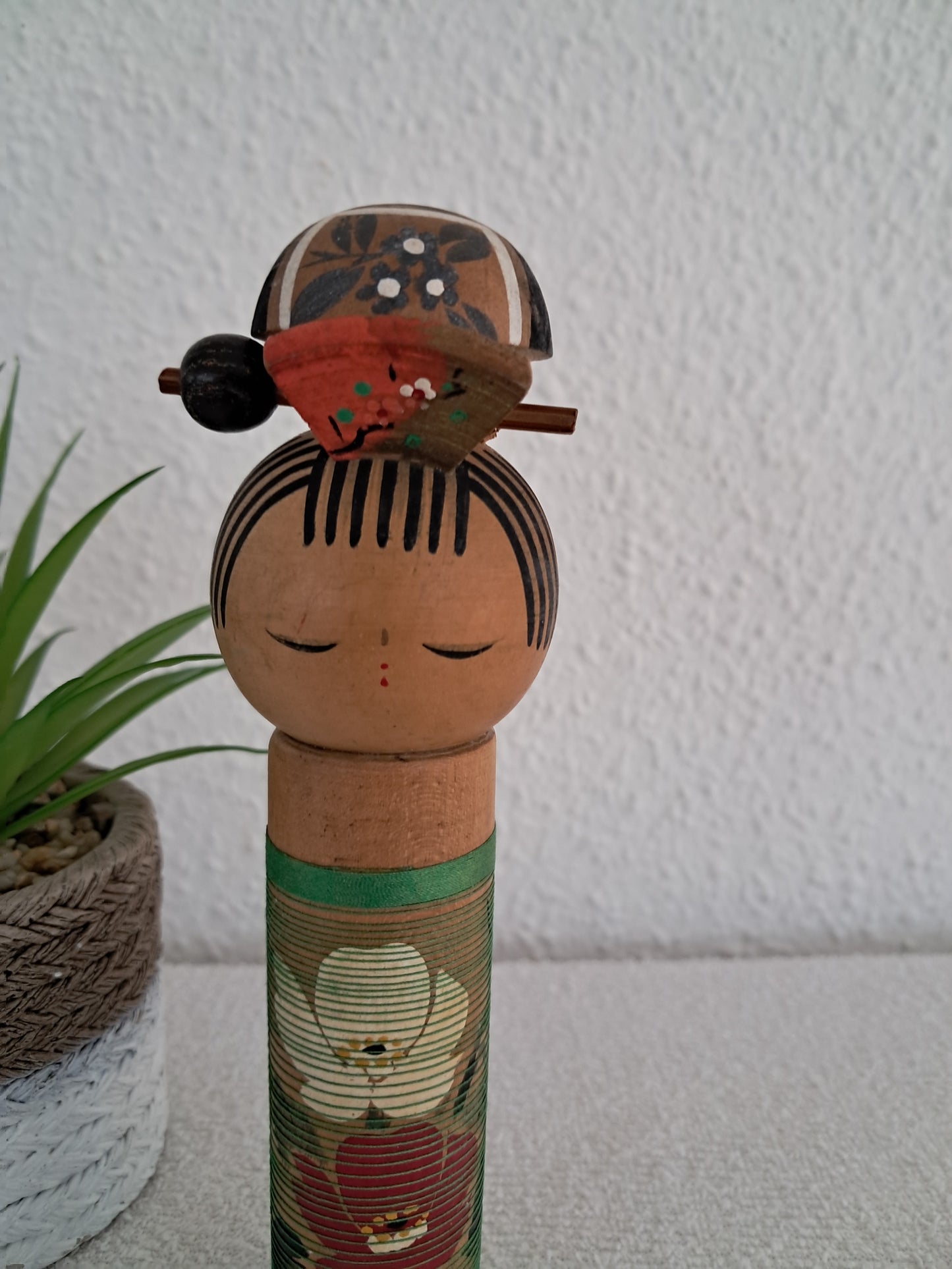 Vintage sosaku kokeshi by Aida Harumine (Seiho) (1926-1998).