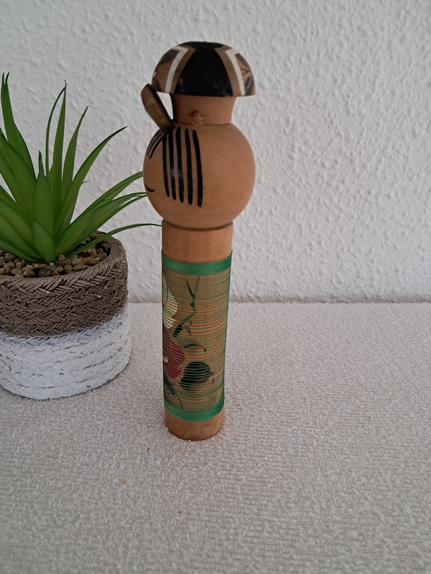 Vintage sosaku kokeshi by Aida Harumine (Seiho) (1926-1998).