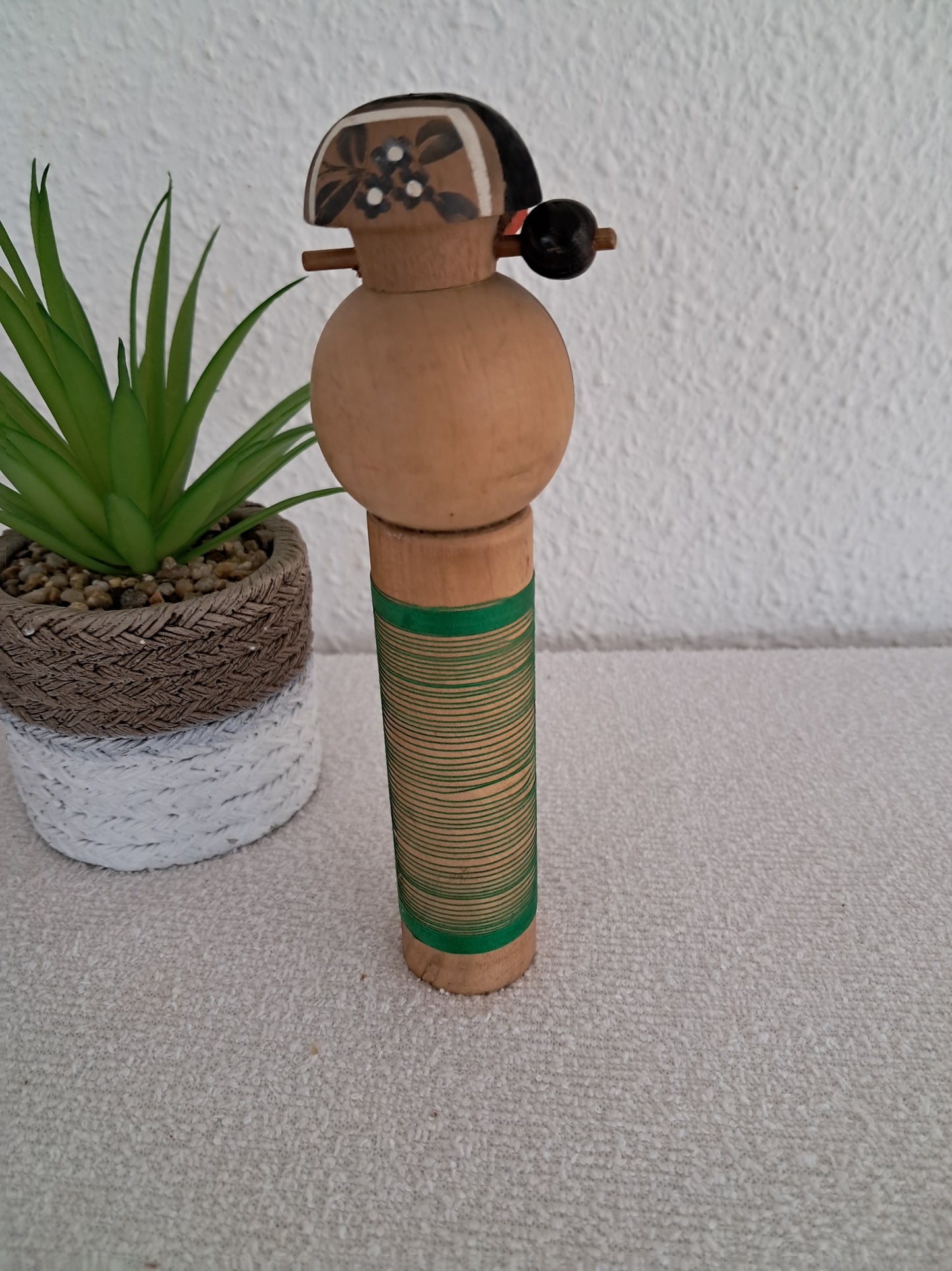 Vintage sosaku kokeshi by Aida Harumine (Seiho) (1926-1998).