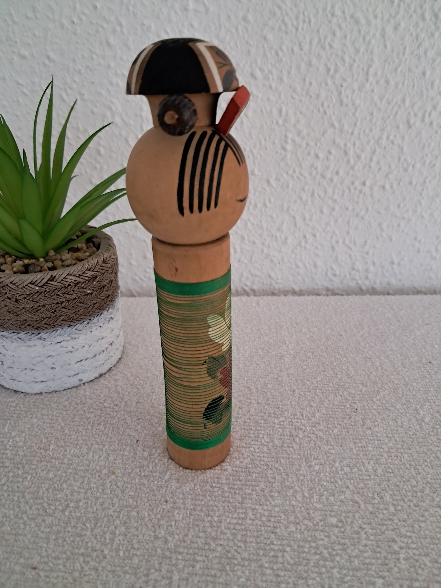 Vintage sosaku kokeshi by Aida Harumine (Seiho) (1926-1998).