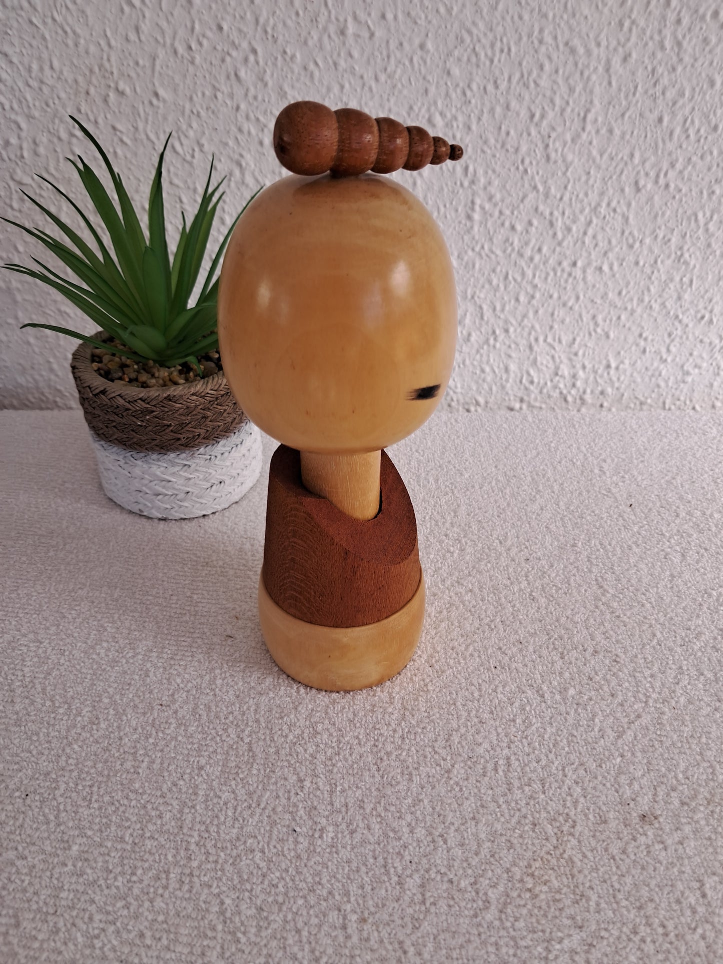 Exclusive Sosaku kokeshi made by Aida Harumine (1925-1998)