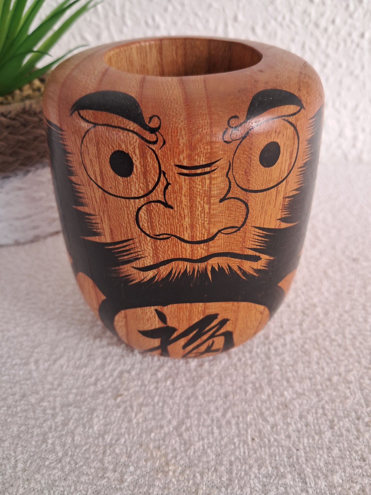 Daruma pen stand