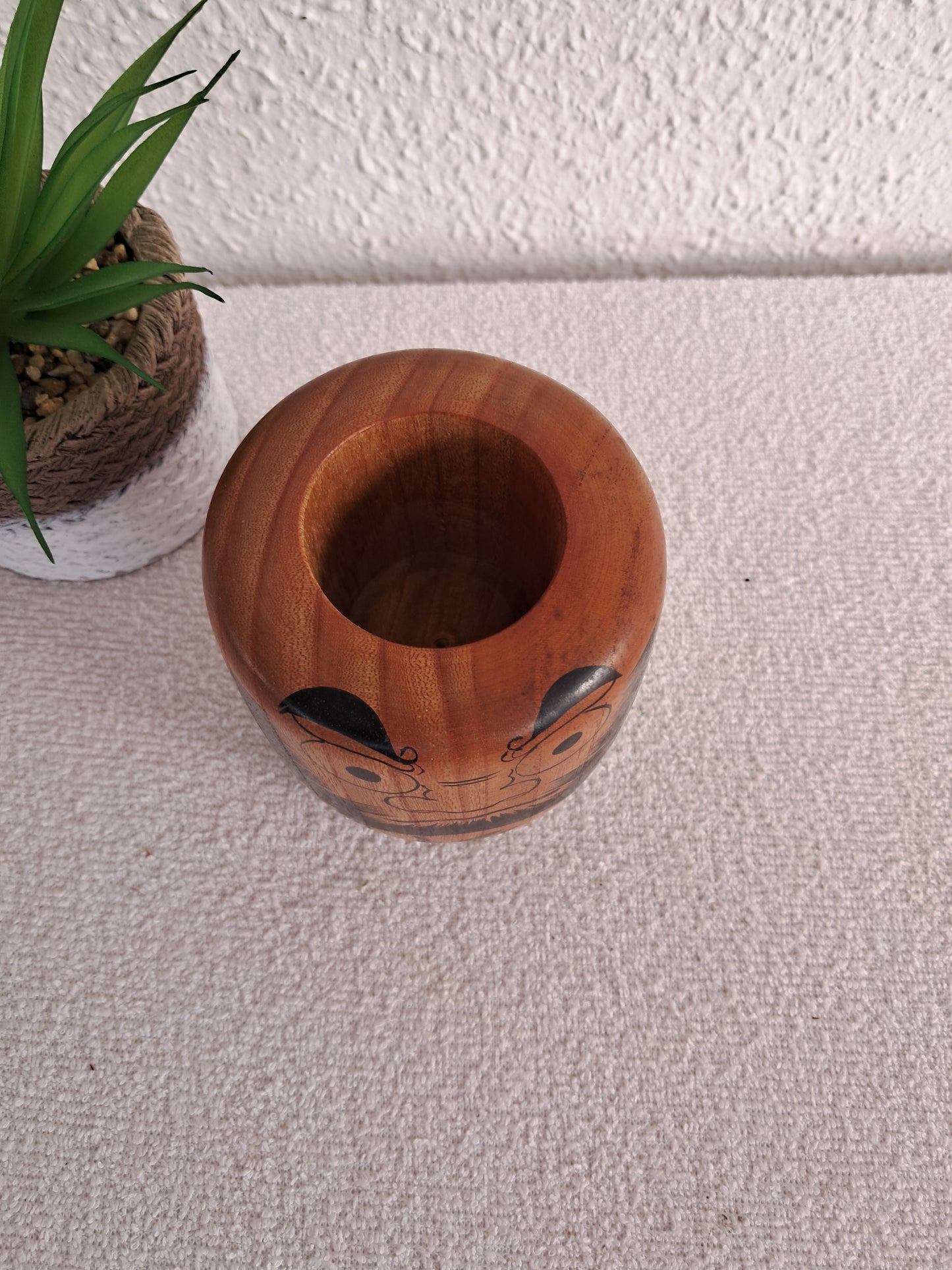 Daruma pen stand