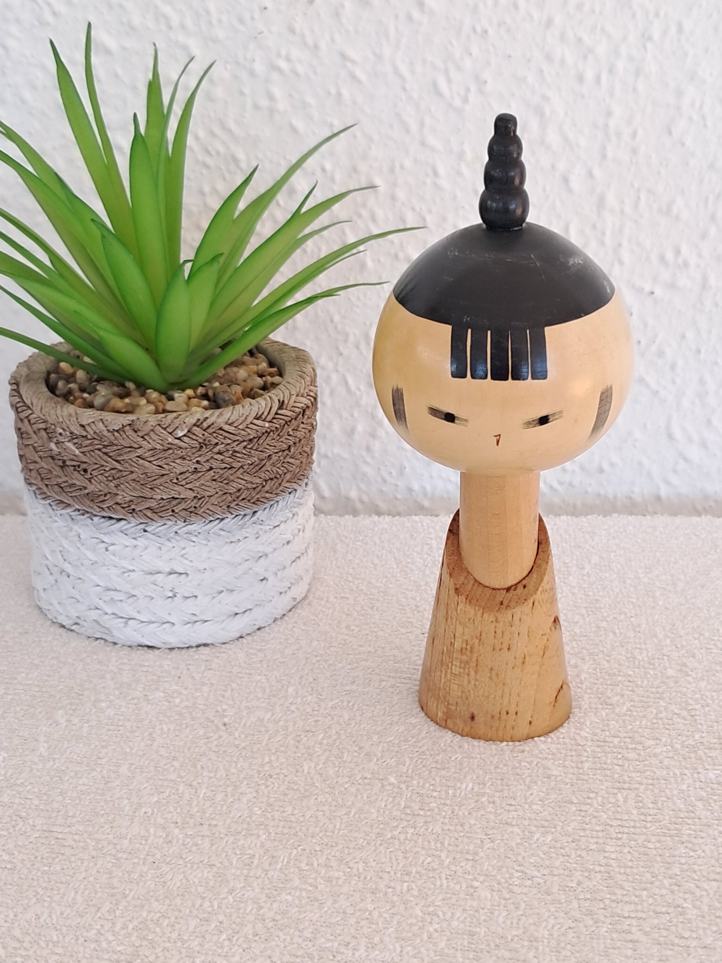 Exclusive Sosaku kokeshi by Aida Harumine (1926-1998)