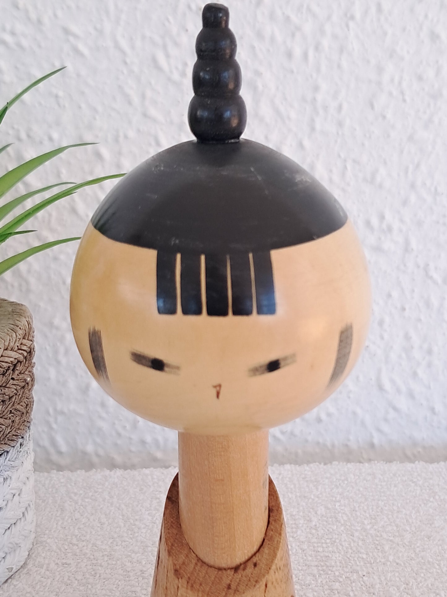 Exclusive Sosaku kokeshi by Aida Harumine (1926-1998)