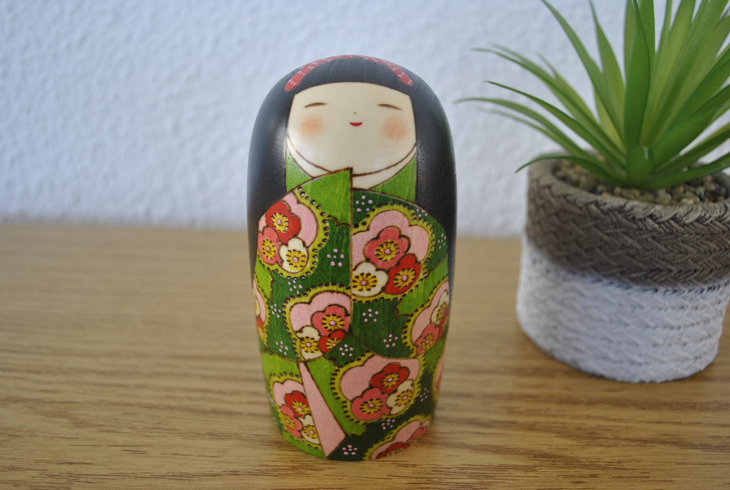 Elegant Sosaku kokeshi made by Fumio Tomidokoro (1948-)