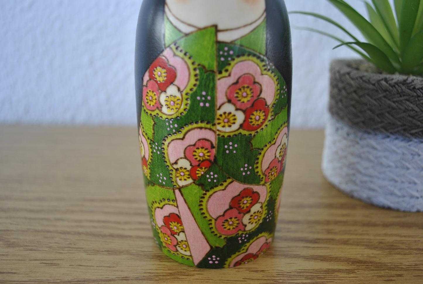 Elegant Sosaku kokeshi made by Fumio Tomidokoro (1948-)