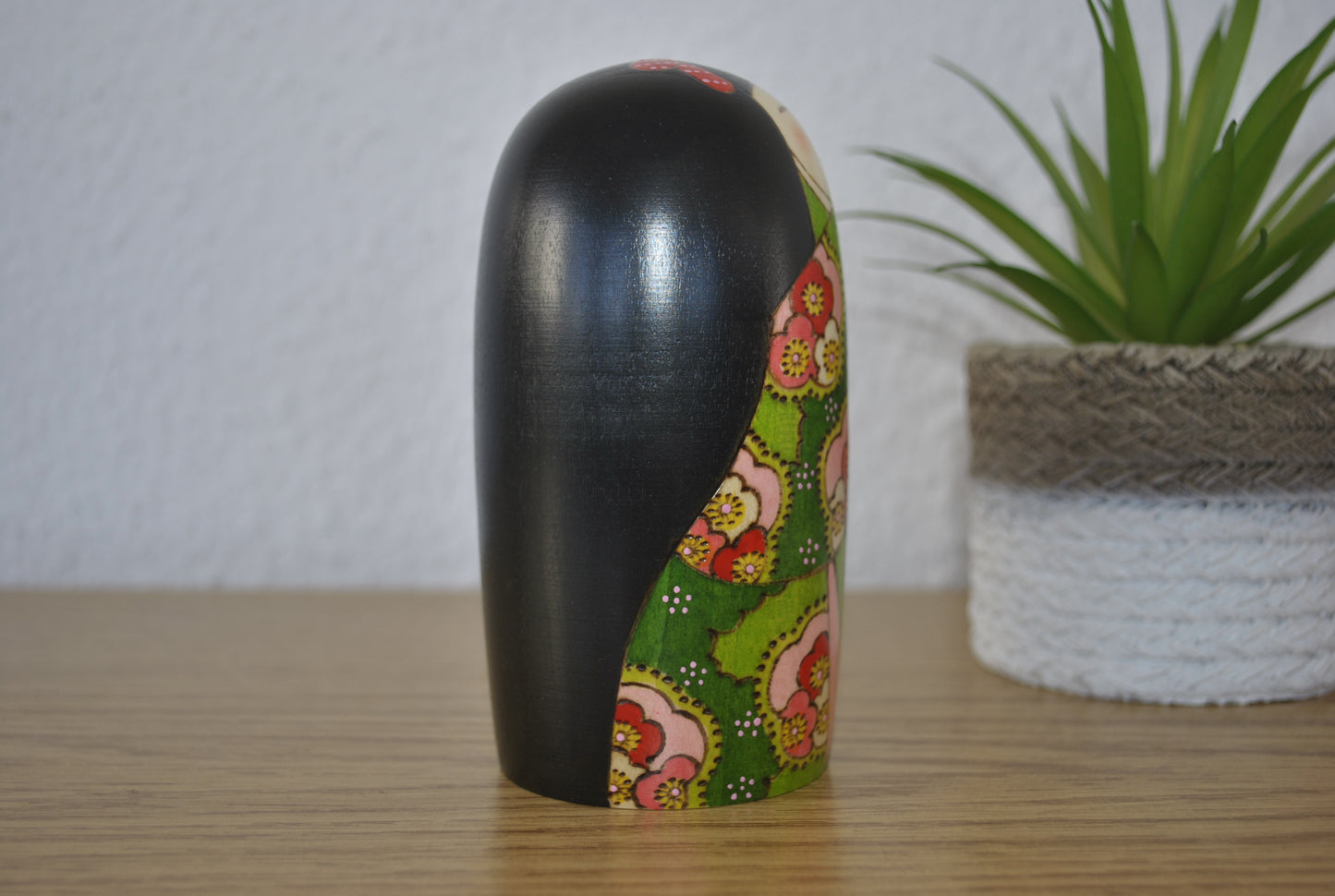 Elegant Sosaku kokeshi made by Fumio Tomidokoro (1948-)