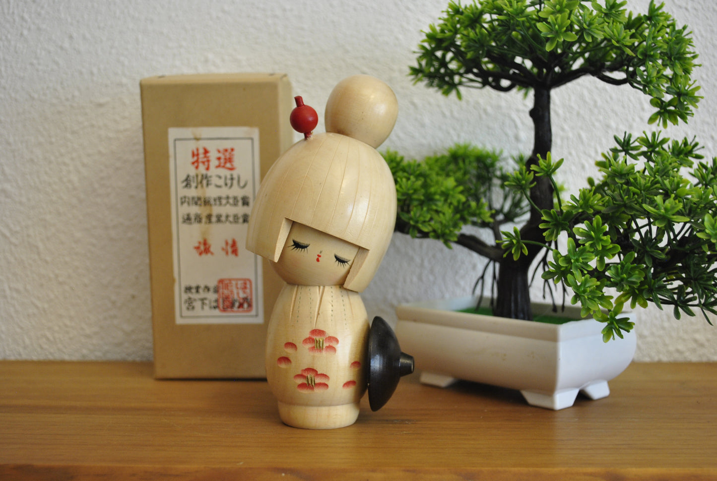 Vintage Sosaku Kokeshi made by Miyashita Hajime (1940 -) With original box.