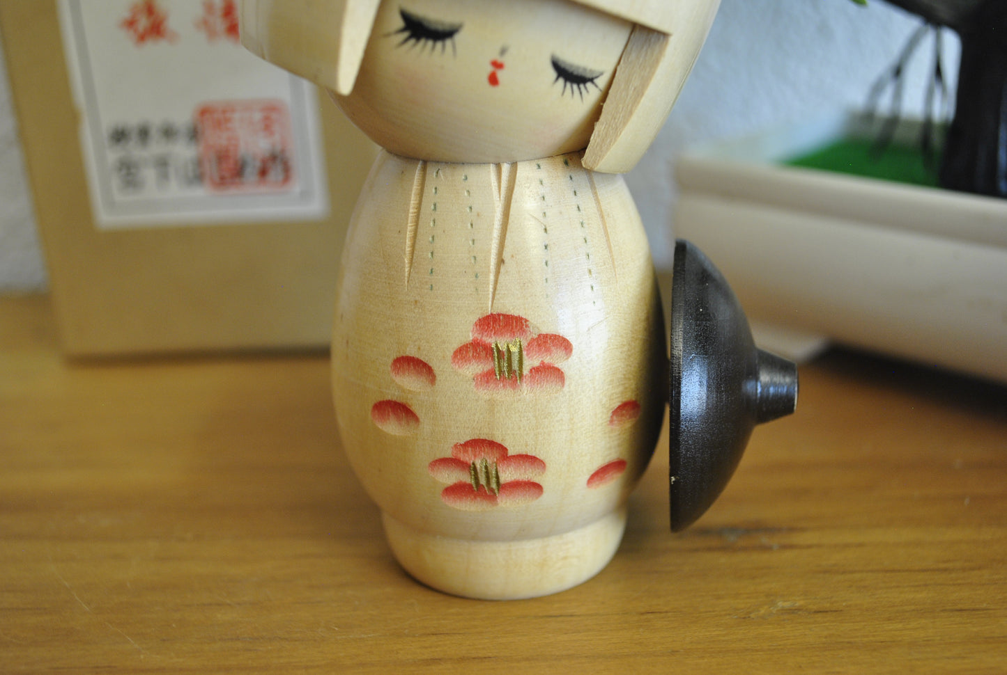 Vintage Sosaku Kokeshi made by Miyashita Hajime (1940 -) With original box.